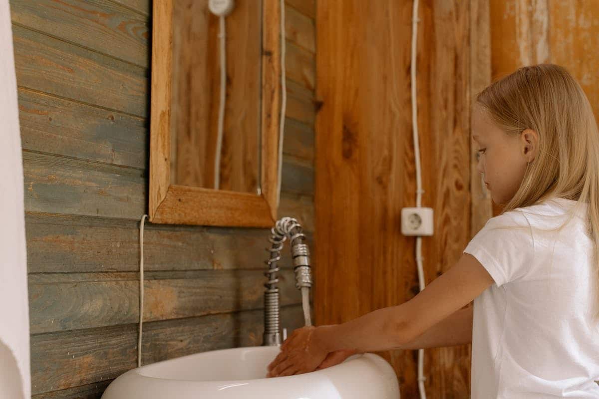 Que faire lorsque votre enfant jette un objet dans les toilettes ? – Conseils et solutions pour résoudre ce problème inattendu
